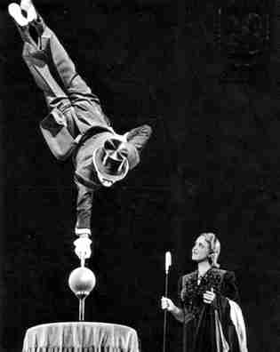 Unus one finger stand