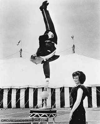 Lothar Geyer one finger stand